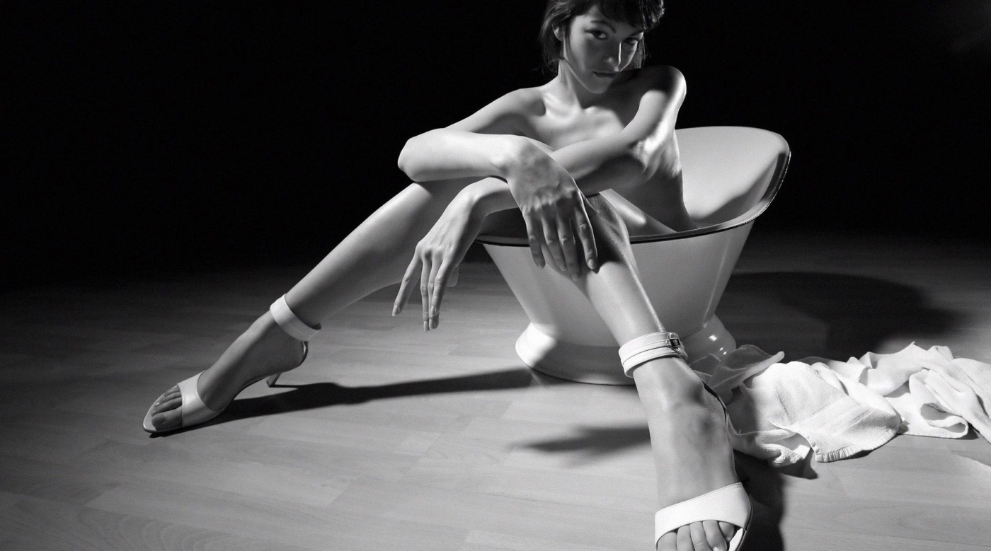 Verdeckter Akt in einer alten Badewanne