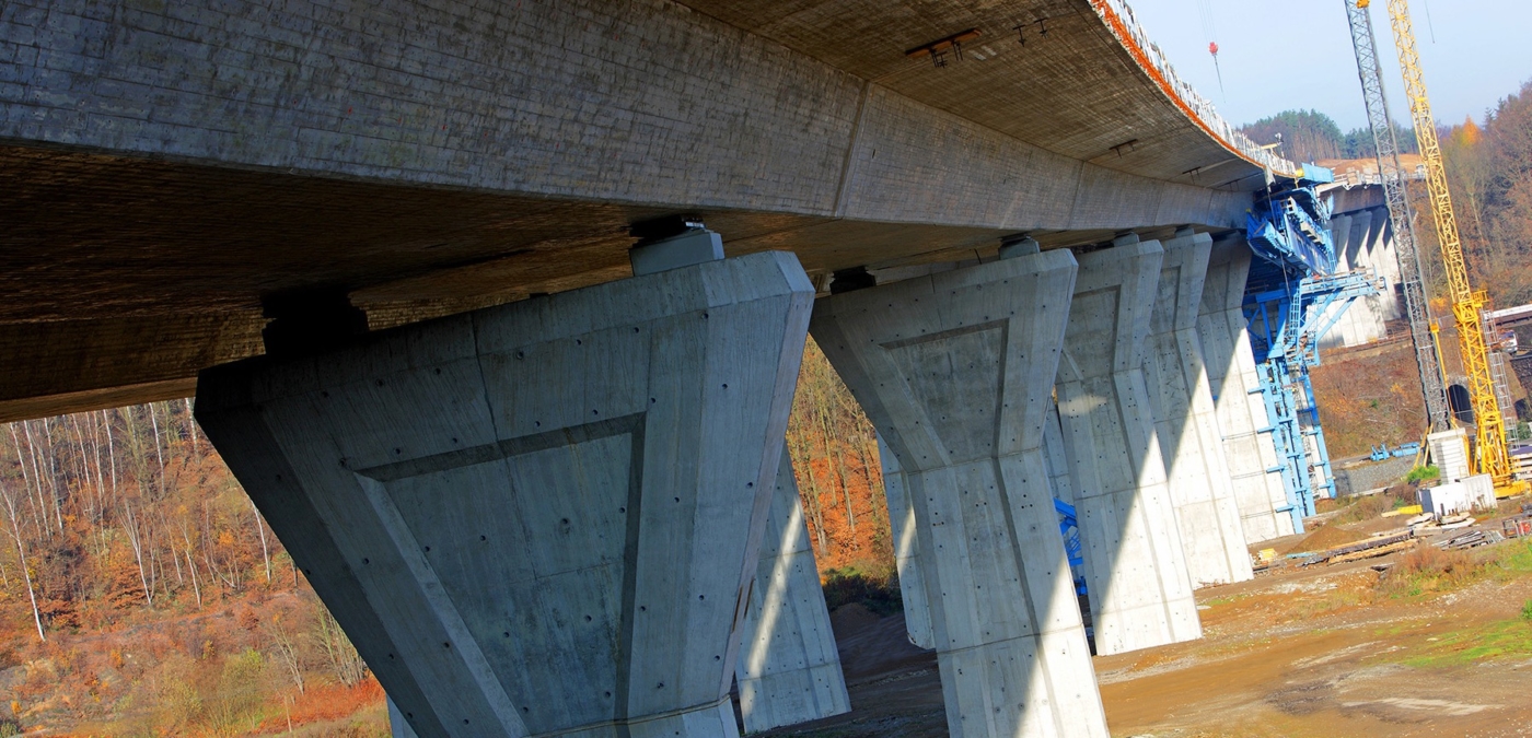 Neubau einer langen Autobahnbrücke über die Mulde spannende graue Betonkonstruktion