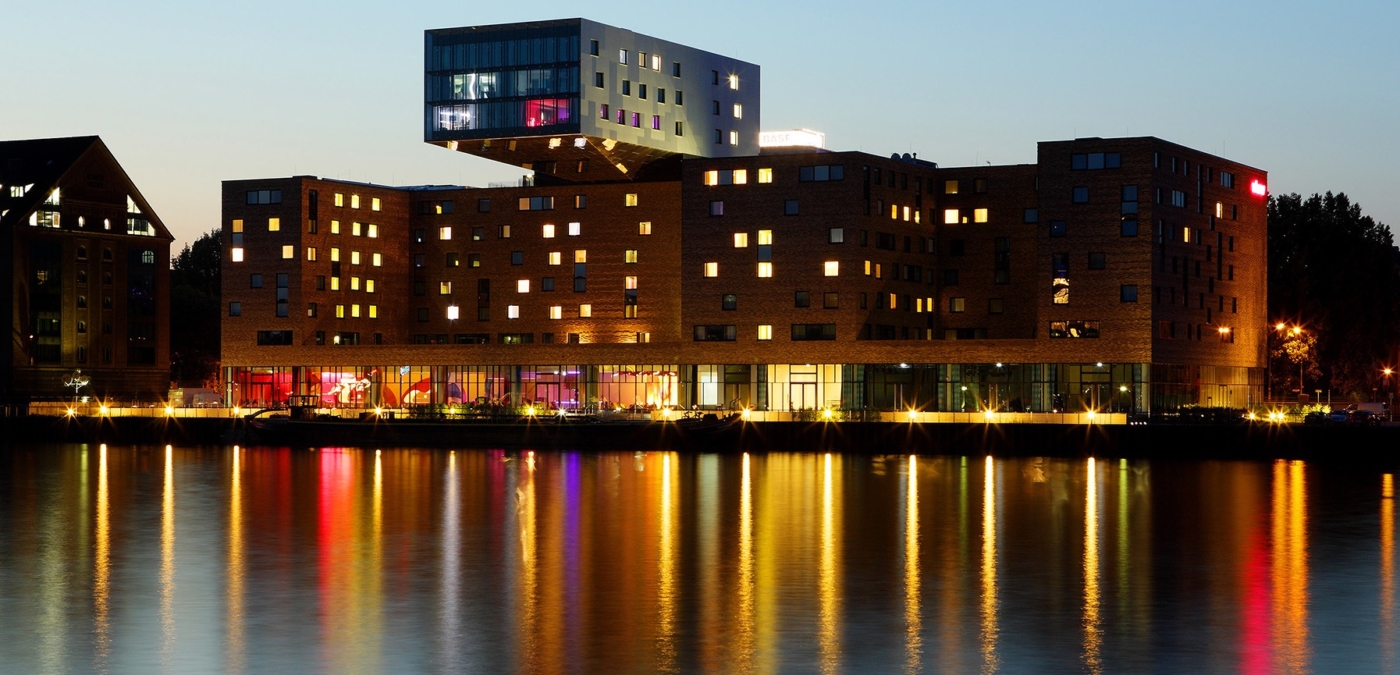 Businesshotel N-How in Berlin der blauen Stunde mit tollen farbigen Spiegelungen im Wasser der Spree