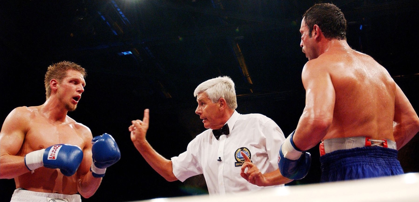 Schiedsrichter mit deutlichem Achtung Kommando während eines Boxkampfes