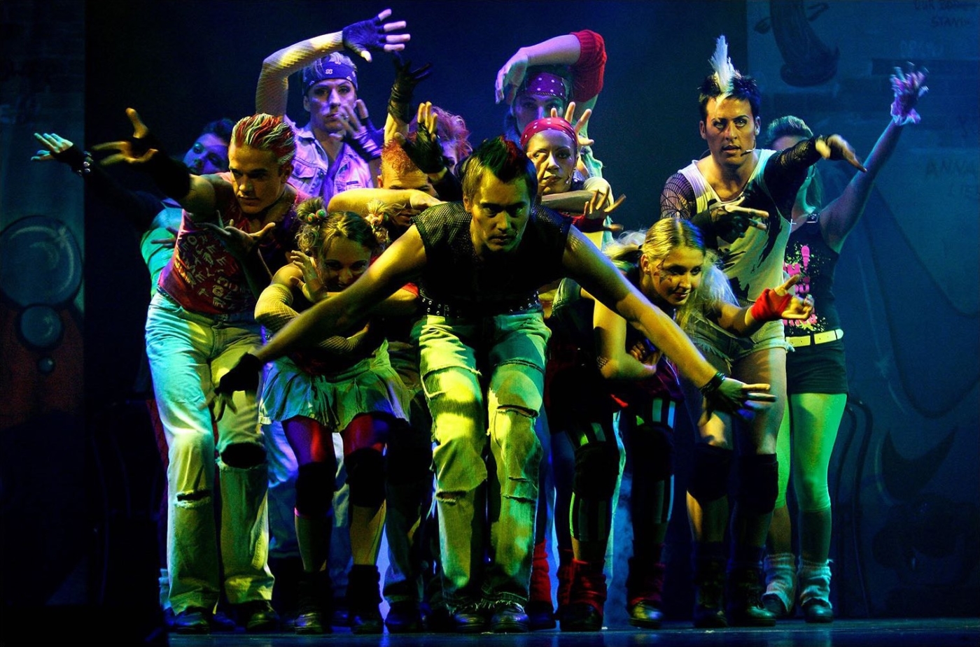 Wilde Showtanzgruppe während eines nächtlichen Auftrittes auf der AIDA