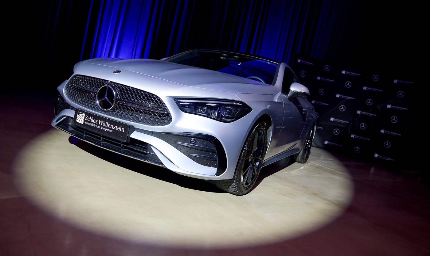 Präsentation neues Mercedes Modell während einer Sportler Preisehrung. Auto im Scheinwerferlicht