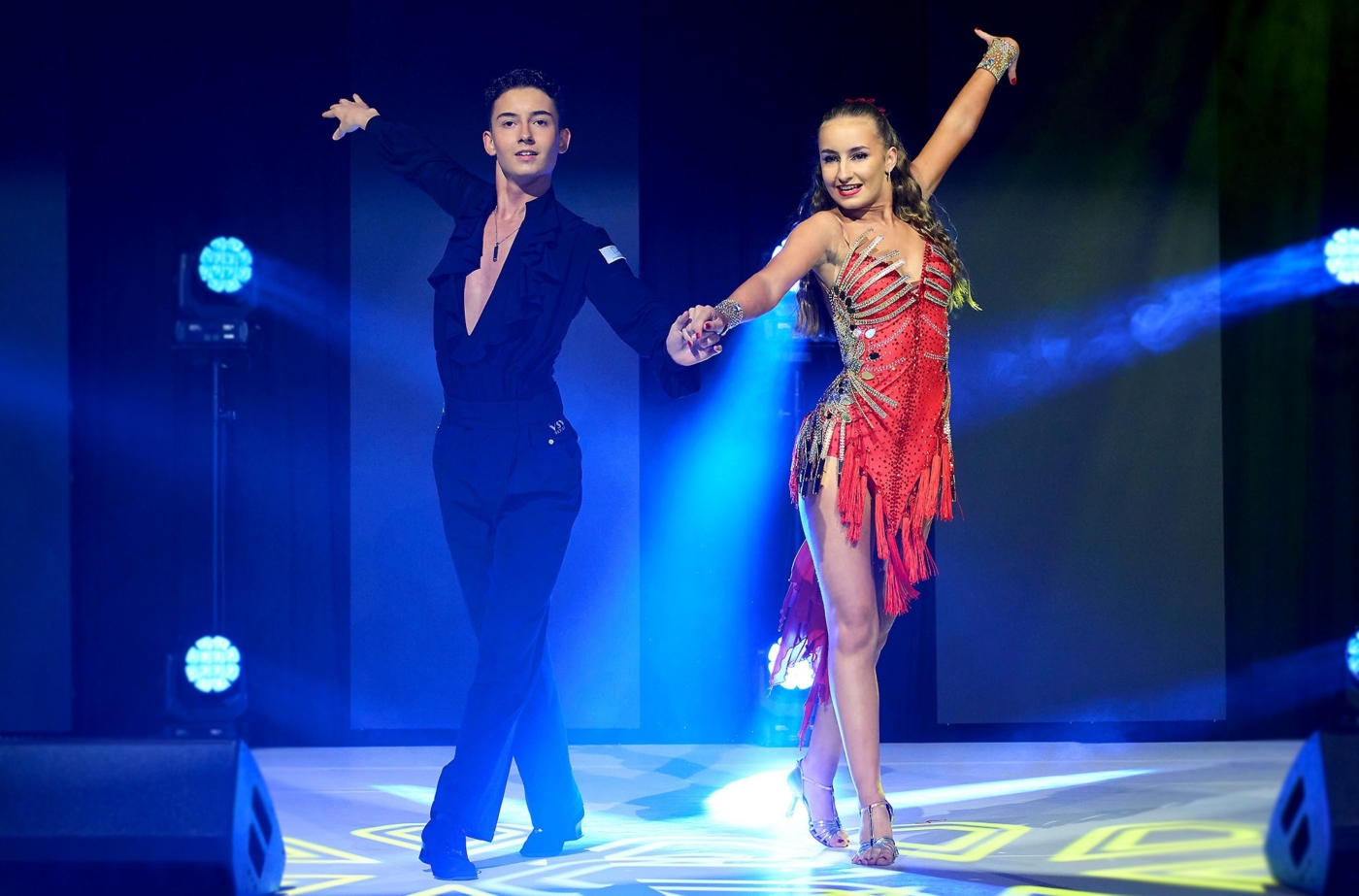 Junges Showtanz Paar während einer Preisverleihung beim tanzen im Gegenlicht