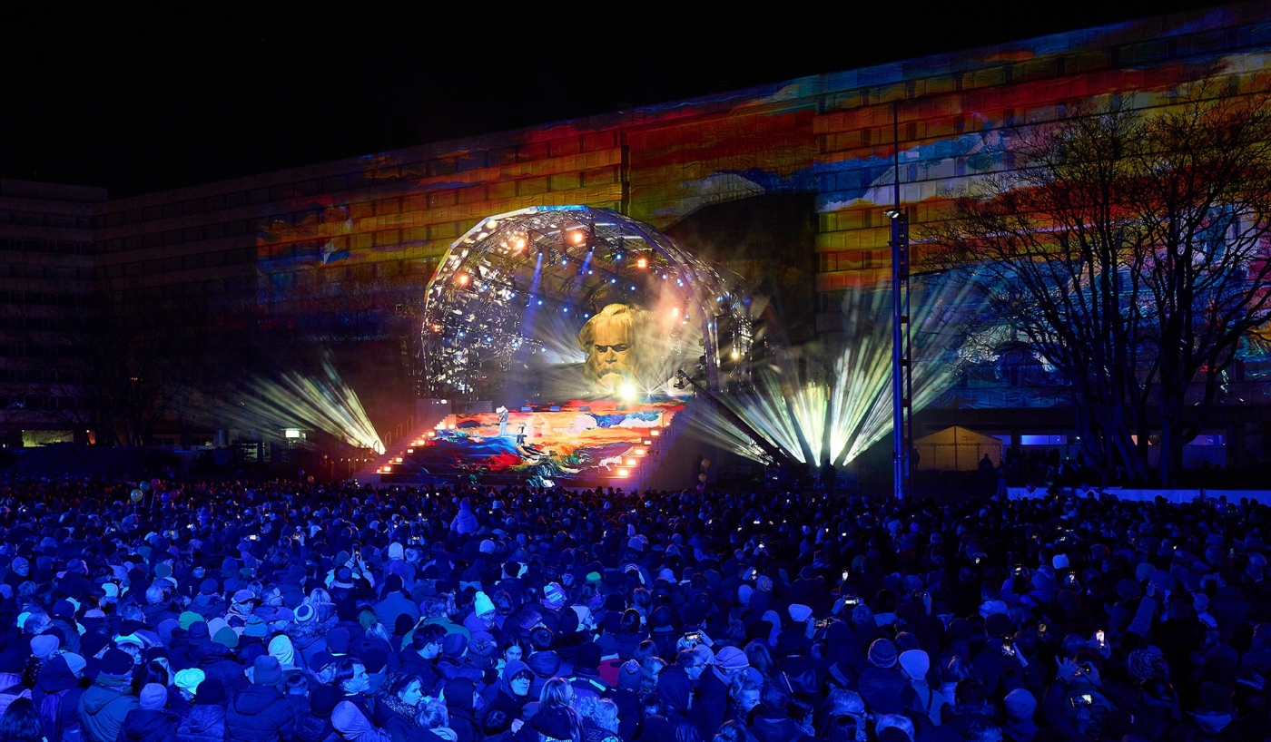 Auftaktveranstaltung Chemnitz Kulturhauptstadt. Marx Monument spannend erleuchtet mit vielen Zuschauern