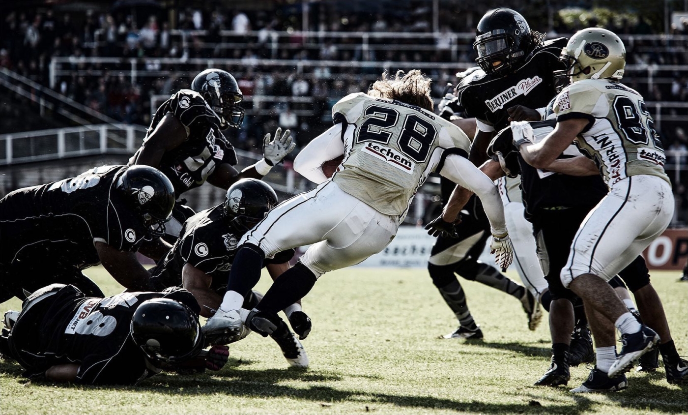 Kämpferische Szene American Football der Dresdner Monarchs während eines Spieles.