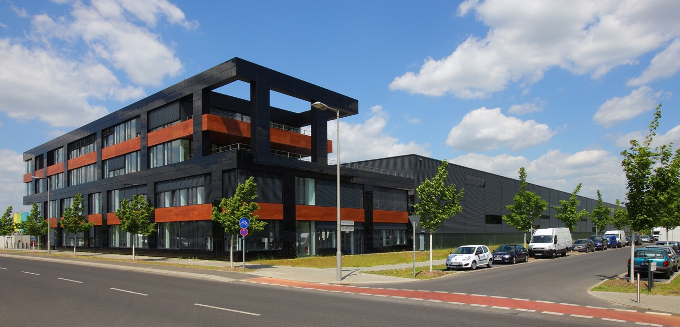 Büro und Fertigungskomplex modern in schwarz gehalten mit orangenen Akzenten in Berlin