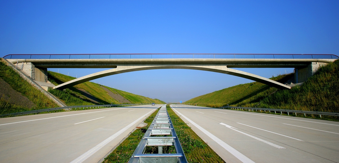 Neu erbaute Fussgängerbrücke der Autobahn A72 bei Penig modernes filigranes Design