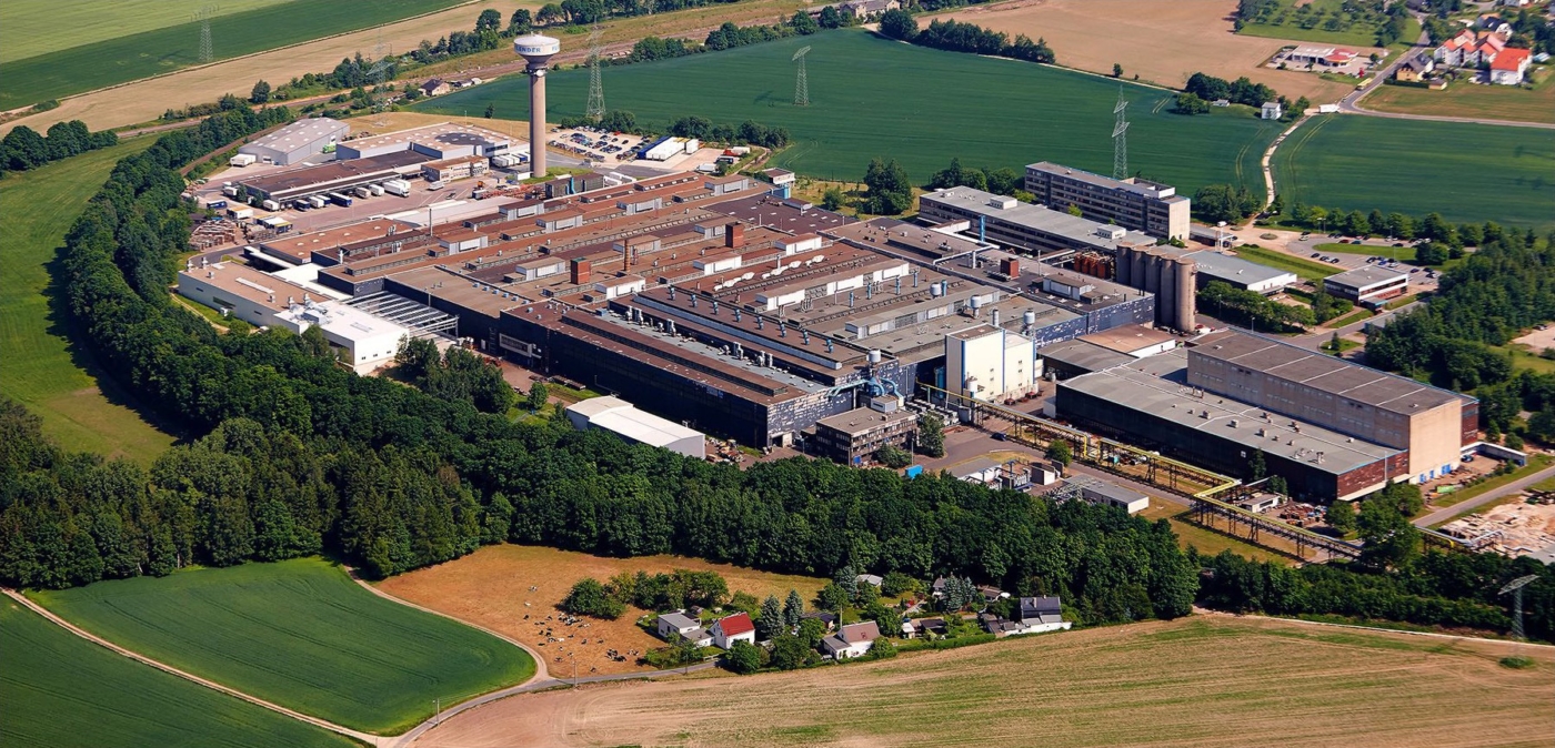 Luftbild der Stahlgiesserei in Chemnitz Wittgensdorf im Hochsommer malerisch in die Natur eingebettet