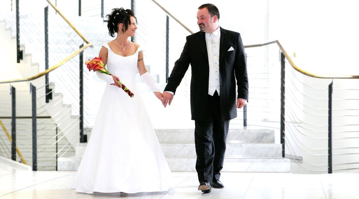 Braut und Bräutigam klassisch in Schwarz Weiss vor einem edlen Treppenaufgang