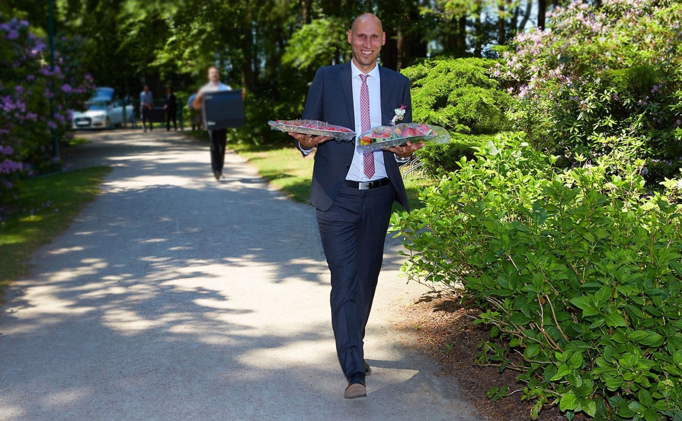 Bräutigam trägt Nachschub an Snacks zu den Gästen