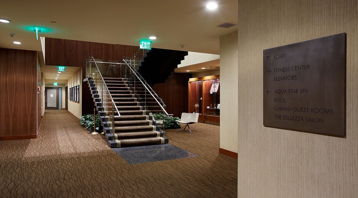Treppenaufgang einer Hotellobby eines Hotels in Los Angeles