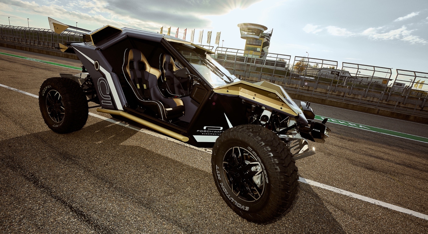 Handgefertigter Buggy auf der Rennstrecke Sachsenring im Profil mit Sonne als Gegenlicht