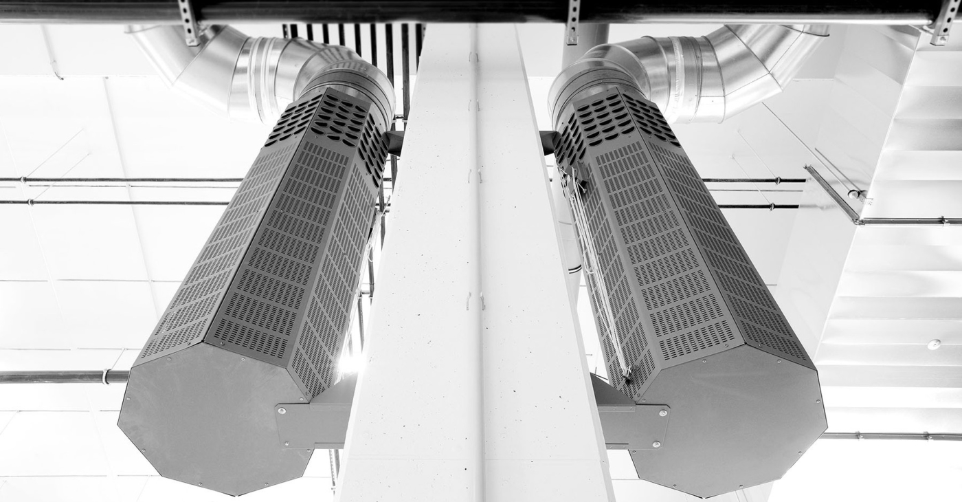 Zwei riesige Luftfilter hängend von unten fotografiert