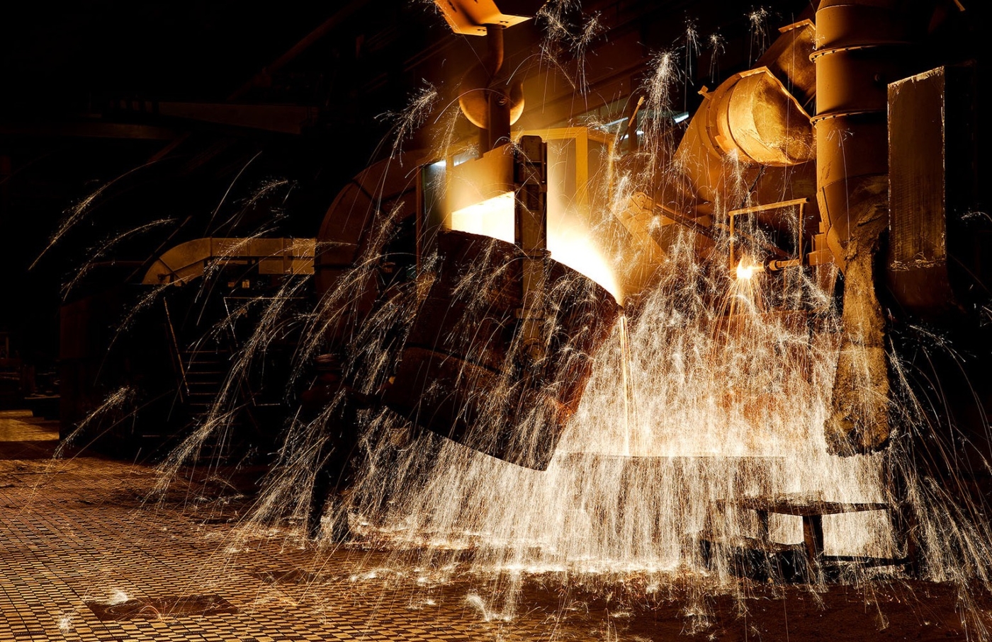 Spektakulärer funkelnder Abstich in einer Stahlgiesserei