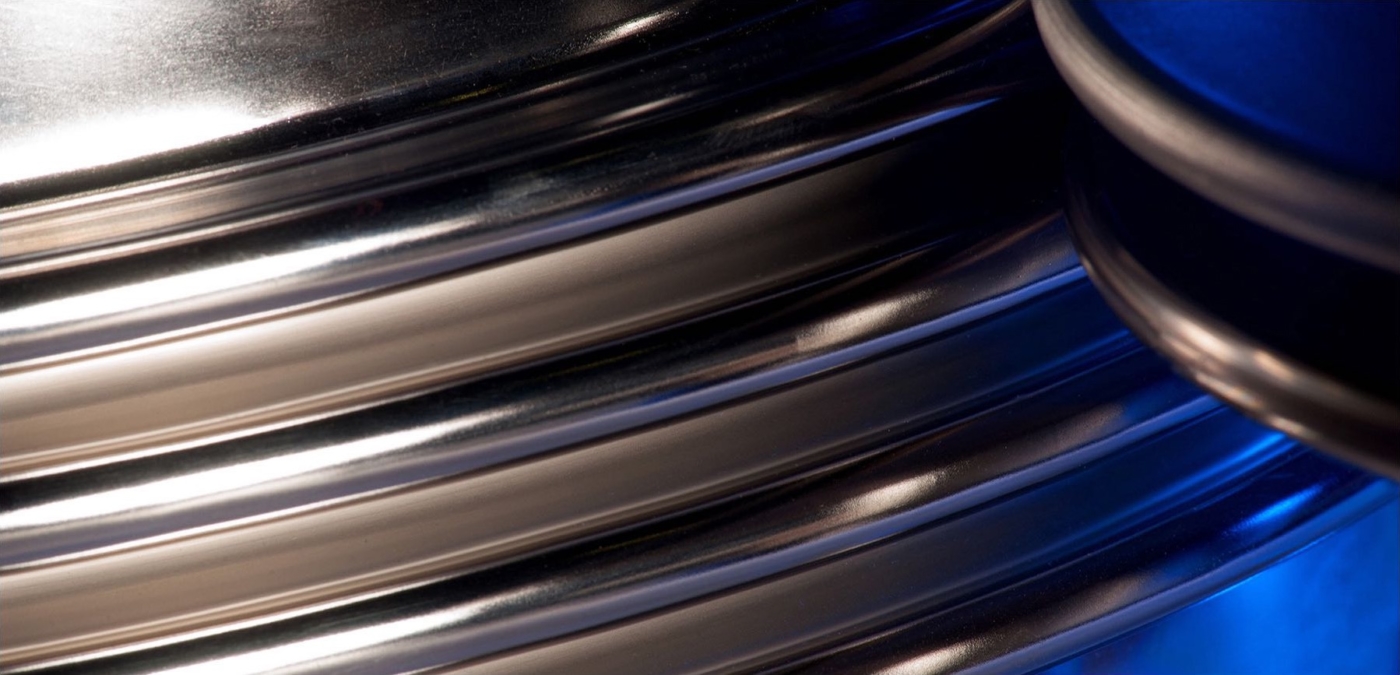 Metallene Faltenbälge mit blauem Gegenlicht