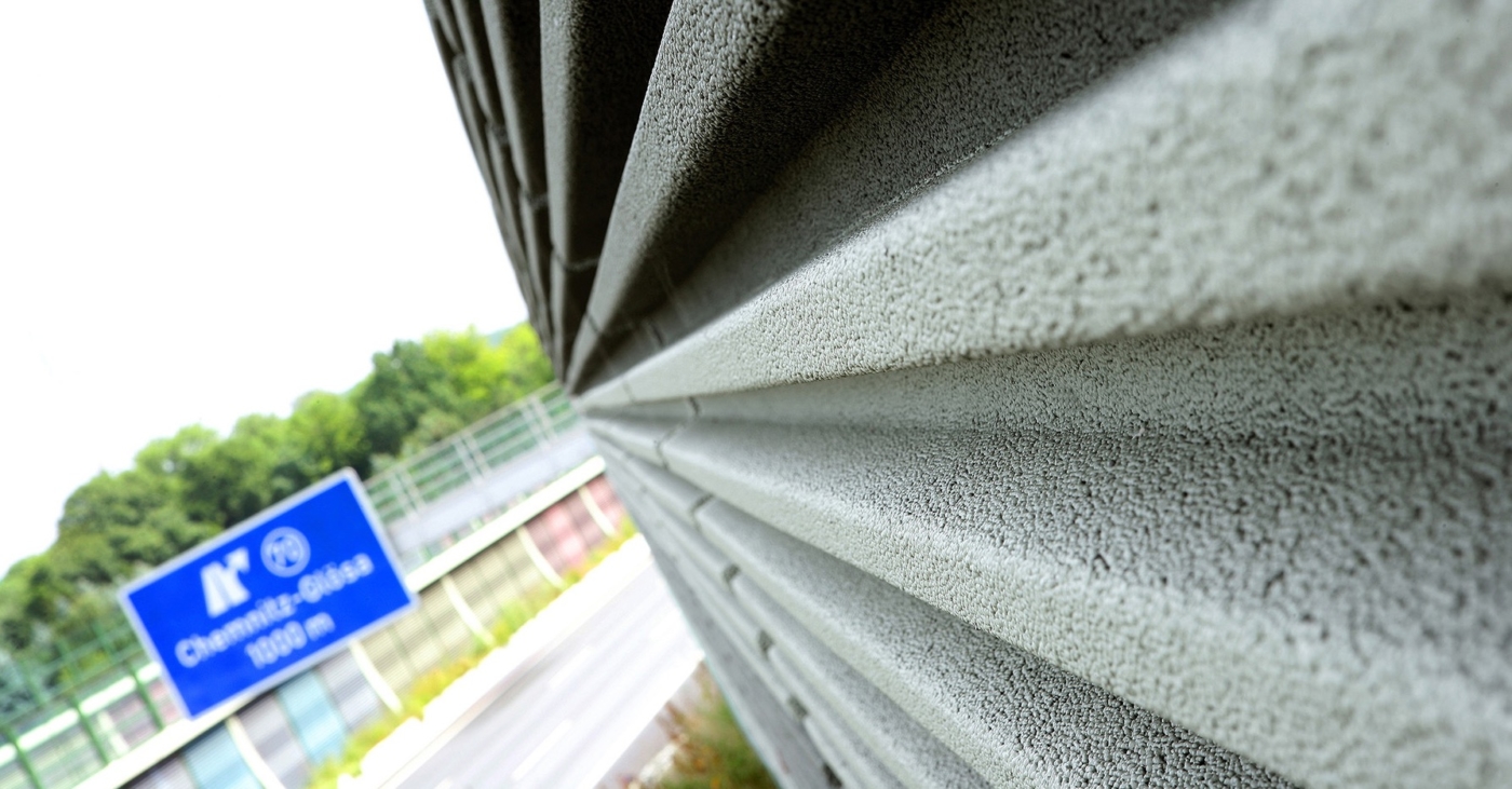 Detail einer Lärmschutzwand an der Autobahn A9 bei Chemnitz
