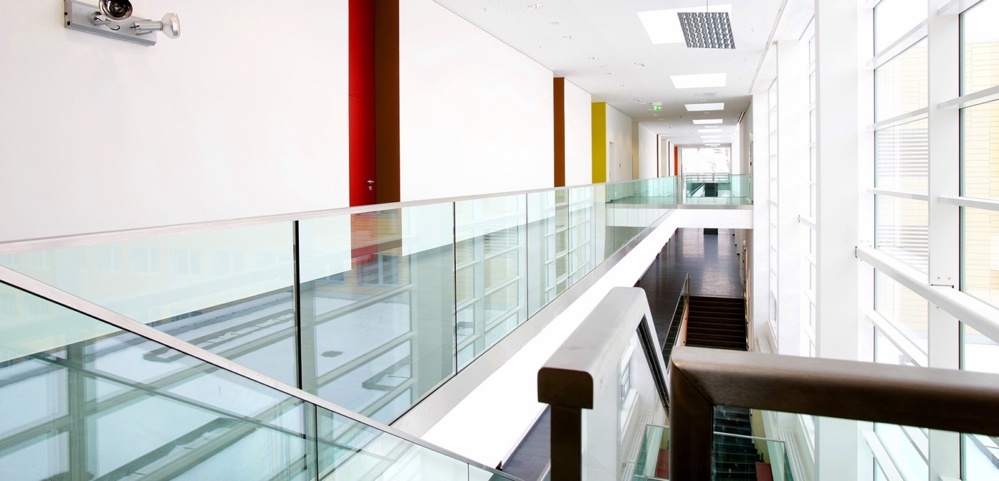 Landgericht Chemnitz Innen mit viel Glas und Treppenaufgang