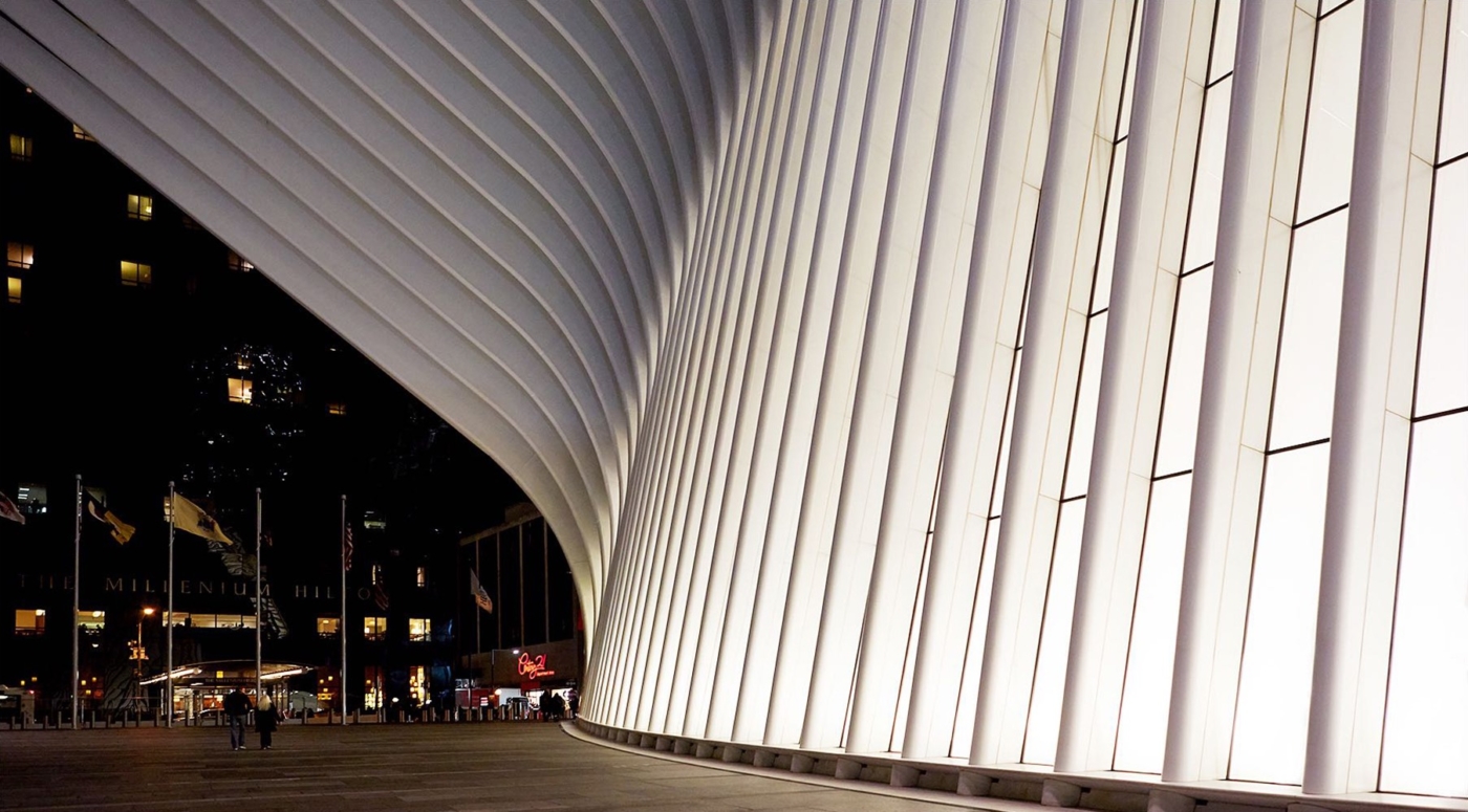 OneWorlCenter in NYC als Nachtaufnahme und geschwungenen Design aus Glas und Beton