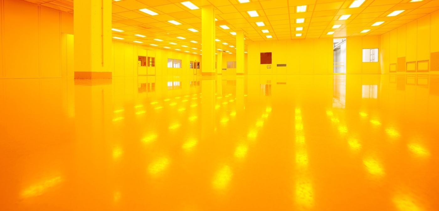 Speziell konzipiertes Gelbes Licht im noch leeren Reinraum einer Chipproduktionsanlage