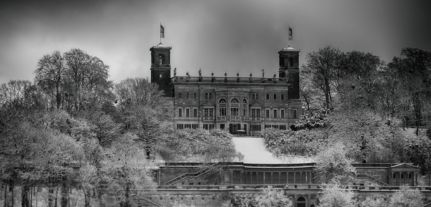 Schwarz weiss Aufnahme des Schloss Albrechtsburg in Dresden in düsterer Stimmung im Winter