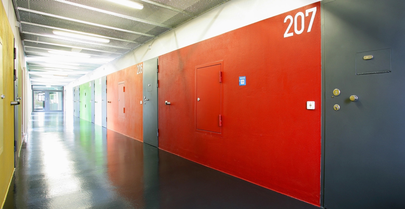 Farbgestaltung in der neuen Justizvollzugsanstalt Chemnitz graue Türen mit roten grünen und gelben Wänden