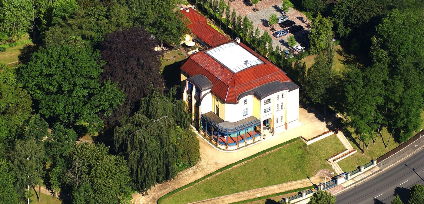 Die Villa Esche in Chemnitz von oben eingebettet in den abwechslungsreichen großen Garten